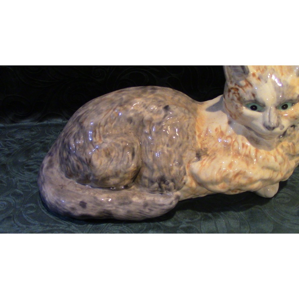 Beautiful!! Tabby Cat Blue Eyes Statue Laying Down Vintage Large Ceramic 14" - Picture 4 of 6